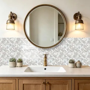 Vista detallada del adhesivo de azulejos de mosaico de perlas en el baño moderno.