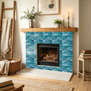 Scena di dettaglio adesivo piastrelle mosaico blu per decorazione camino e superficie impermeabile.