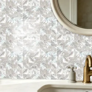 Vista detallada del adhesivo de azulejos de película de cristal con textura nacarada.