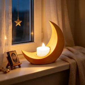 Candelabro de media luna de madera con vela LED para acogedora decoracion de mesa y festividad.