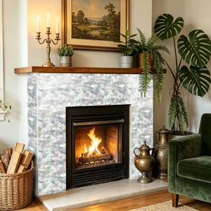Vista detallada de adhesivo para azulejos de nácar iridiscente aplicado en una chimenea acogedora.