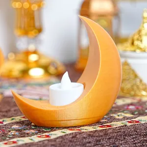 Primer plano de un portavelas LED de luna creciente dorada impreso en 3D, decoración.