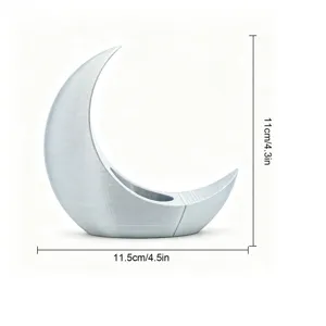Vista detallada del portavelas de media luna plateada con dimensiones para decoración.