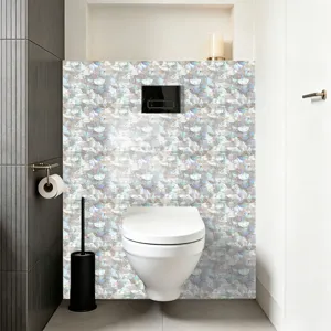 Detalle del moderno adhesivo de azulejos con escamas iridiscentes en el baño.