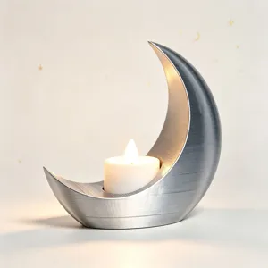 Candelabro de luna creciente plateada con vela LED, ideal para decoracion de hogar.