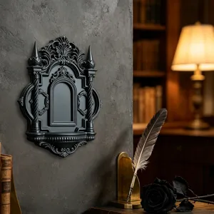Detailansicht des schwarzen gotischen Wandregals, dekoratives Deko-Display für Zuhause.