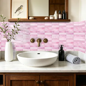 Nahaufnahme des rosa Marmor-Fliesenaufklebers in modernem Badezimmerszene-Design.