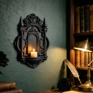 Nahaufnahme des schwarzen gotischen Wandregals mit feinem Burgturm-Relief-Design.