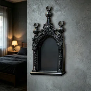 Gotisches schwarzes Wandregal Detail mit kunstvollem 3D geschnitzten Bogen-Design.