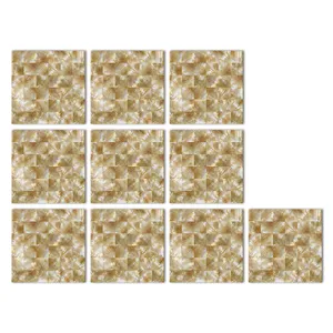 Detalle de adhesivo de azulejo mosaico nacarado dorado, superficie PVC impermeable.