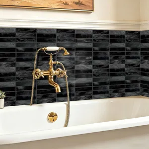 Detailaufnahme dunkler Marmor-Textur wasserdichter Fliesenaufkleber an eleganter Badezimmerwand.