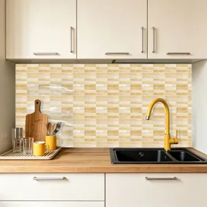 Küchenszene mit selbstklebender Kristall-Fliesenaufkleber in gelb-weißem Ziegelmuster Design.