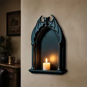 Detailansicht eines schwarzen gotischen Wandregals mit Totenkopf und Kerze für die Wanddeko.