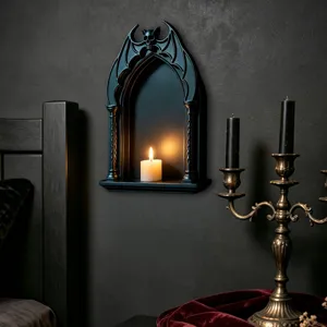Detail des gotischen Wandregals mit Fledermaus-Design und Kerze in dunkler Inneneinrichtung.