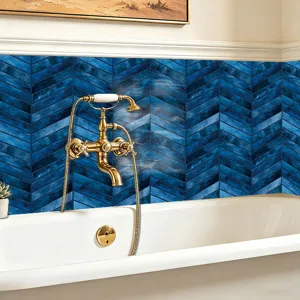 Dettaglio adesivo piastrelle spina di pesce blu in bagno con rubinetto oro decoro.