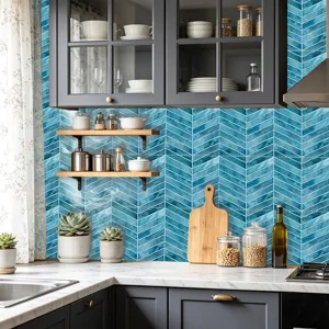 Blaues Fischgrät Fliesenaufkleber Detail für wasserdichte Küchenrückwand Tapete Design.