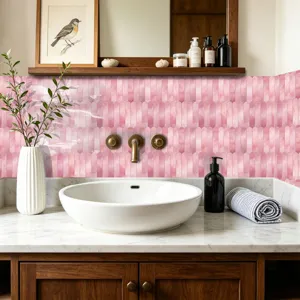 Detailansicht rosa Muschelfliesen Aufkleber im modernen Badezimmer Wanddesign Szene.