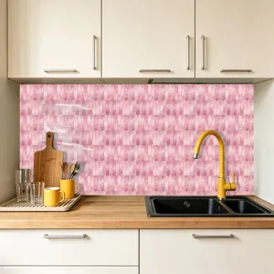 Detailaufnahme des rosafarbenen Küchenfliesenaufklebers, moderne wasserdichte Wandtapete.