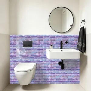 Badezimmer Fliesenaufkleber wasserdicht selbstklebende Tapete lila Mosaikmuster Detailansicht.