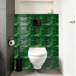 Dettaglio adesivo piastrelle mattone verde, pellicola cristallo impermeabile per bagno.