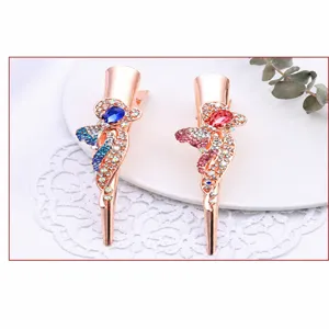 Modische roségoldene Strass Entenschnabel Haarklammer mit blauen und rosa Kristalltropfen.