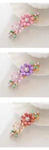 Exquisites Blumen-Emaillierte Haarspange Detail, Strass- und Perlendekor Spangen-Design.