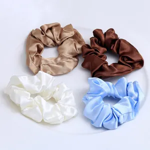 Set de 4 chouchous en satin de couleurs variées, élastiques cheveux effet soie pour coiffure.