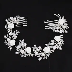 Peigne à cheveux de mariée avec fleurs blanches et perles, accessoire élégant pour coiffure.