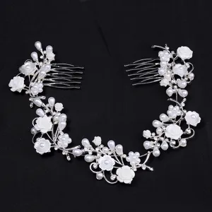 Vue détaillée d'un peigne à cheveux de mariée élégant avec des roses blanches et des strass étincelants.