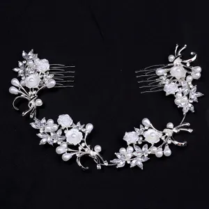 Vue détaillée du peigne à cheveux de mariée argenté avec perles et strass, design floral.