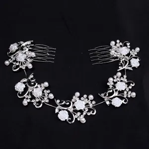 Peigne à cheveux de mariée argenté avec perles de fleurs blanches et strass brillants.