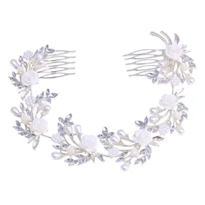 Peigne de mariée argenté vigne de cheveux florale avec roses blanches perles et cristaux.