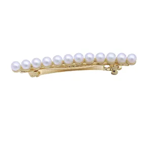 Élégante pince à cheveux dorée ornée d'une belle rangée de perles nacrées et délicates.