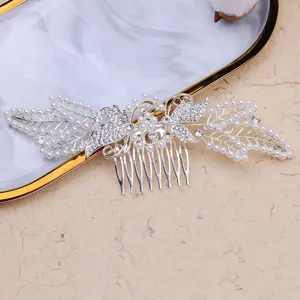 Exquisite rhinestone pearl hair comb for women, elegant floral design hair accessory.