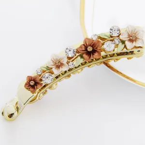 Nahaufnahme der Legierung Blumen Banane Haarklammer mit Strasssteinen und Emaillierten Blüten.
