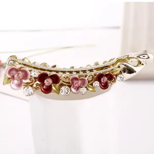 Detailaufnahme einer eleganten Blumen-Haarspange aus Metall mit strahlenden Strasssteinen.