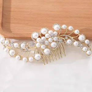 Goldener Braut Haarkamm mit Perlen und Strass für Hochzeiten und elegante Frisuren.