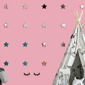 Dettaglio adesivi murali stelle specchio acrilico superficie riflettente e decorazione.