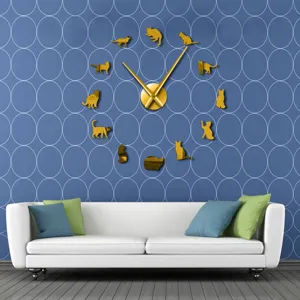 Escena de reloj de pared de gato de acrilico dorado muestra la decoracion de sala.