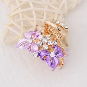Exquise pince a cheveux griffe en metal strass avec fleur mauve pour coiffure femme elegante.