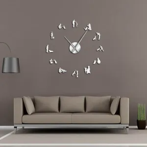 Vista detallada reloj de pared espejo acrílico 3D dueño de perro salón moderno.