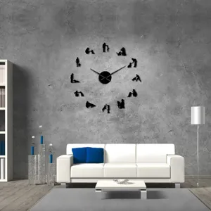 Escena de sala de estar minimalista moderna con reloj de pared acrílico de perro creativo.