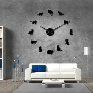 Escena de sala de estar que muestra detalles de decoración de reloj de pared de gato.