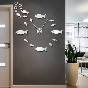 Akryl 3D Spiegel Wanduhr mit Fischschwarm Design für moderne Wohnzimmer Dekoration Detail.