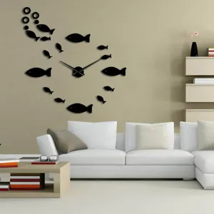 Moderne 3D Acryl Spiegel Wanduhr mit stilvollem Fischschwarm Design für Wohnzimmer.
