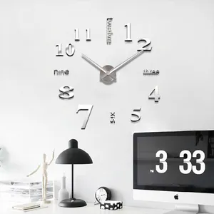 Detailansicht der DIY 3D Acryl Spiegel Wanduhr, moderne silberne Wandaufkleber Uhr für Zuhause.