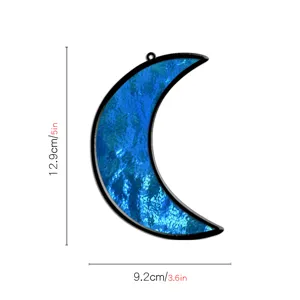 Dettaglio acchiappasole luna crescente in vetro colorato, ornamento pendente in acrilico blu.