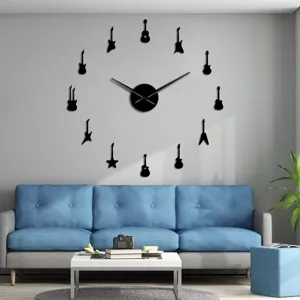 Wohnzimmer Wand Detailansicht mit grossem 3D Acryl Spiegel Gitarrenuhr Design Innendeko.