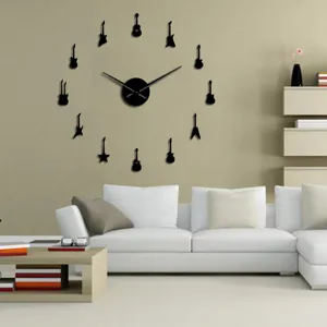 Nahaufnahme der 3D Acryl Spiegel Wanduhr mit einzigartigen Gitarren-Formen als Zifferblatt.