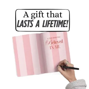 Quaderno diario a righe rosa per la festa della mamma e regali di compleanno, scrittura.